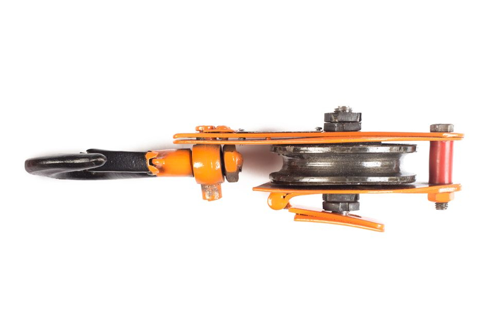 Блок монтажный однорольный с крюком TOR 0,5 т с откидной щекой