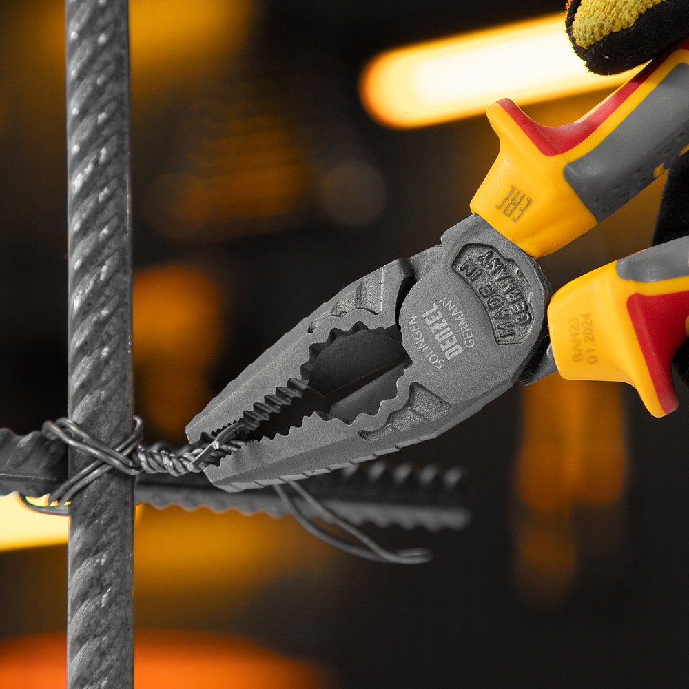 Плоскогубцы комбинированные, диэлектрические трехкомпонентные рукоятки до 1000 В, 180 мм Denzel