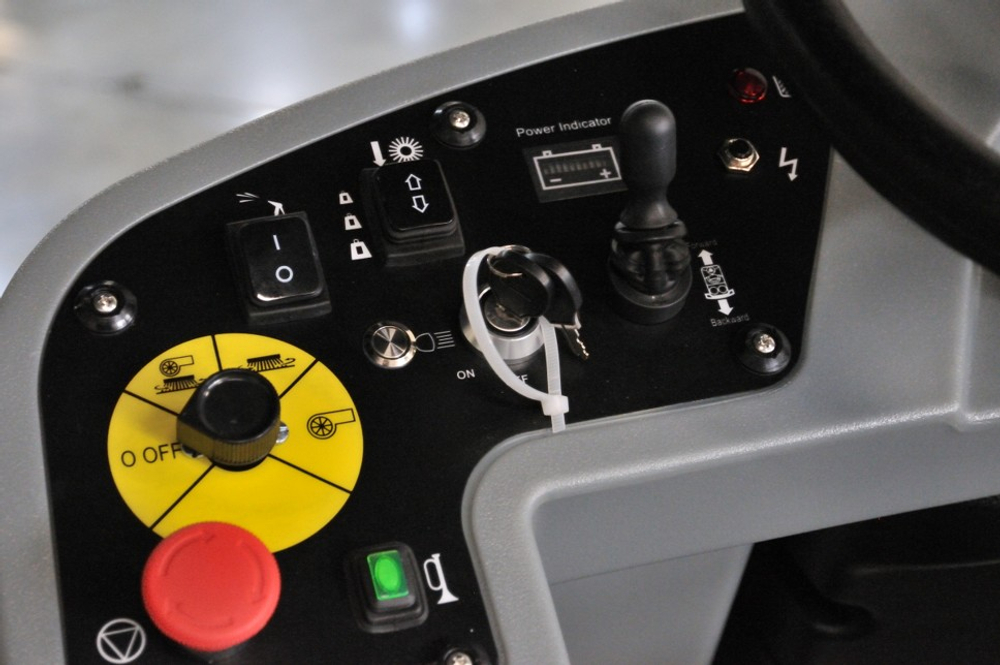 Профессиональная поломоечная машина с сиденьем для оператора BD 100/280 R Bp