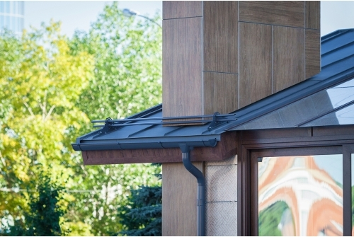 Фальц двойной стоячий Grand Line 0,5 Satin с пленкой на замках RAL 7024 мокрый асфальт