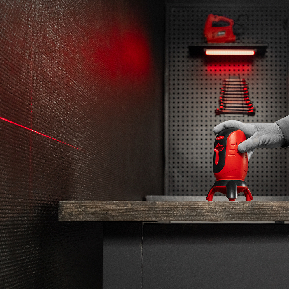 Лазерный уровень ML01T, дальность 10 м, точность ± 0,5 мм, / 1 м, длина волны 650 нм, проекция 1 вертикальная 1 горизонтальная плоскость, резьба под штатив 5/8" Matrix