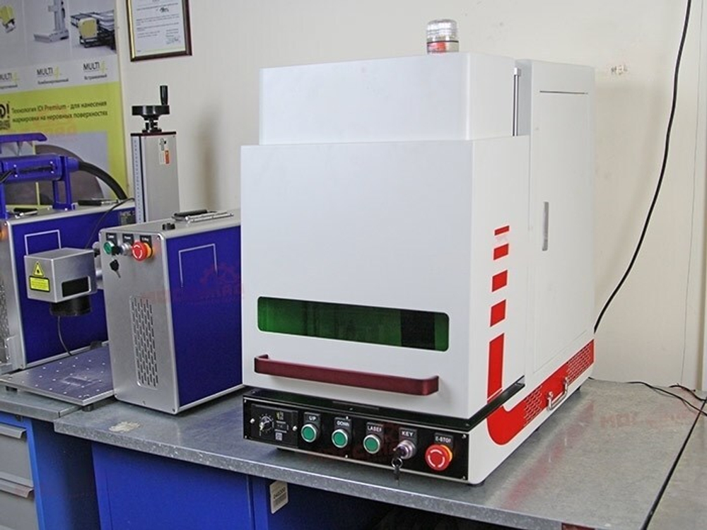 Лазерный маркиратор в защитной кабине FABTEC 20W (излучатель Raycus)