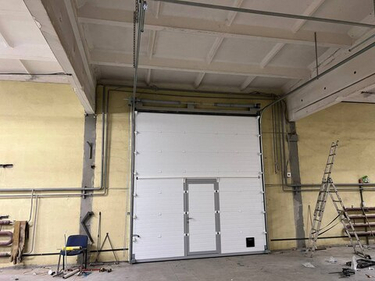 Монтаж подъемных ворот с дверью