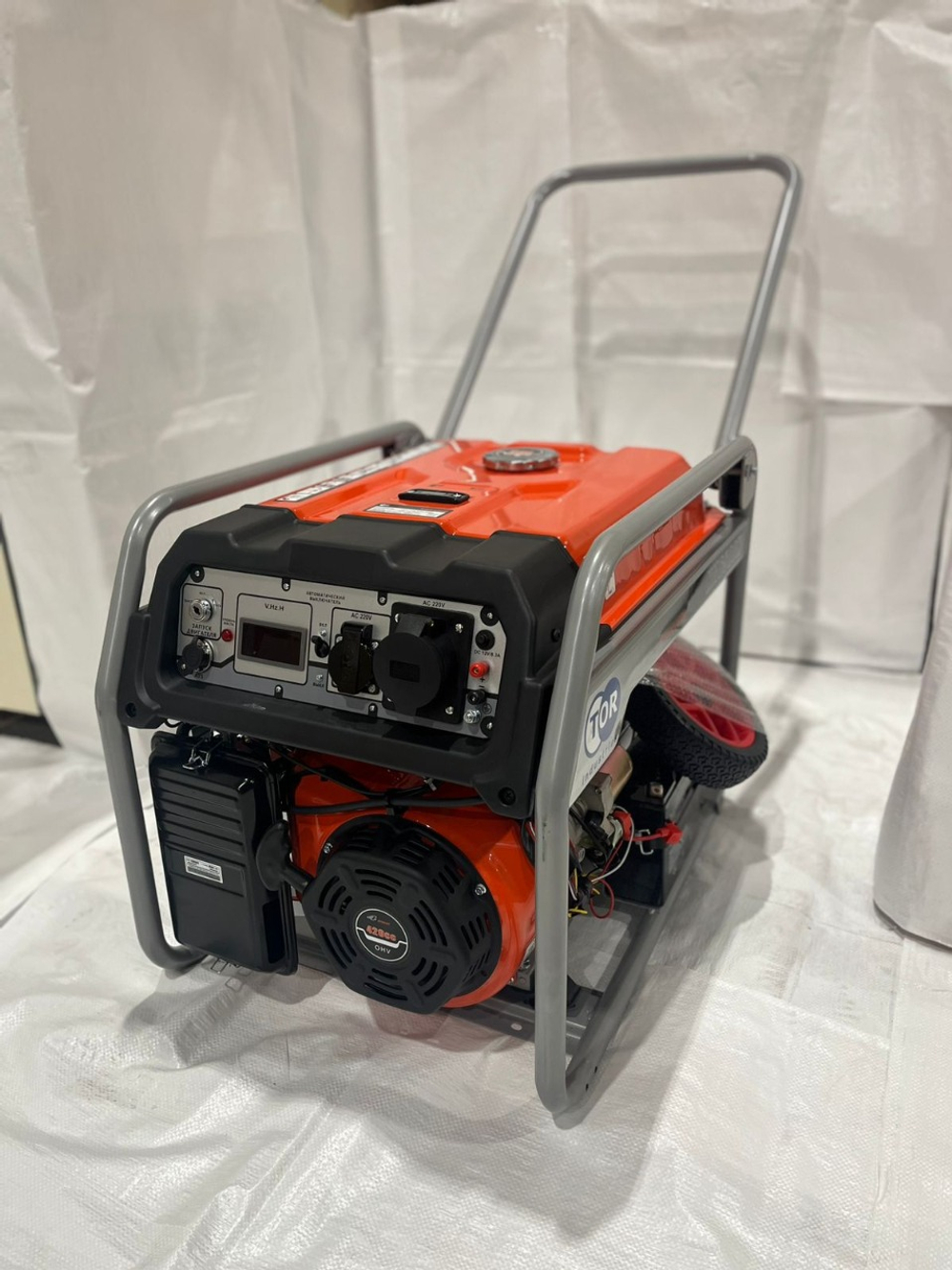 Генератор бензиновый 5,0 кВт 220В с АВР, электростартером и колесами TOR KM6500HA