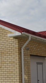 Хомут универсальный для водосточной трубы LUX, пломбир