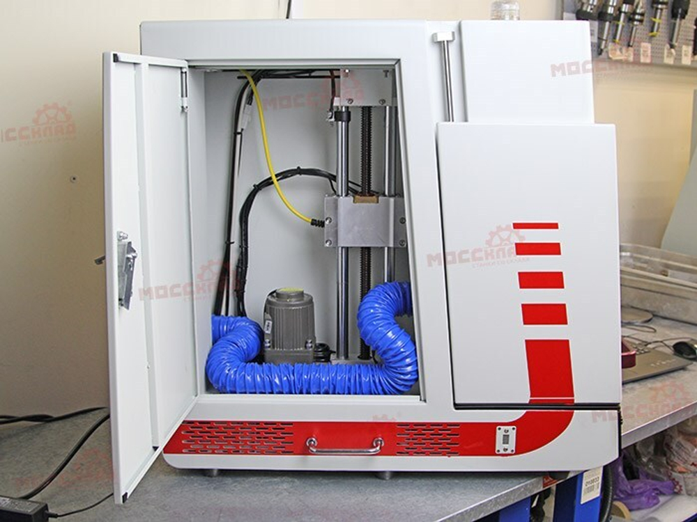 Лазерный маркиратор в защитной кабине FABTEC 20W (излучатель Raycus)