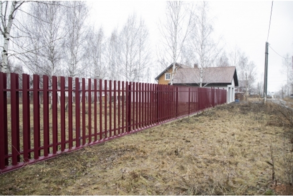 Штакетник П-образный A с прямым резом 0,4 PE RAL 3005 красное вино