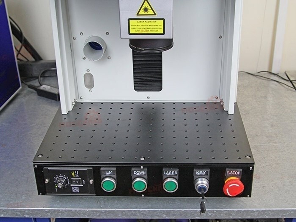 Лазерный маркиратор в защитной кабине FABTEC 20W (излучатель Raycus)