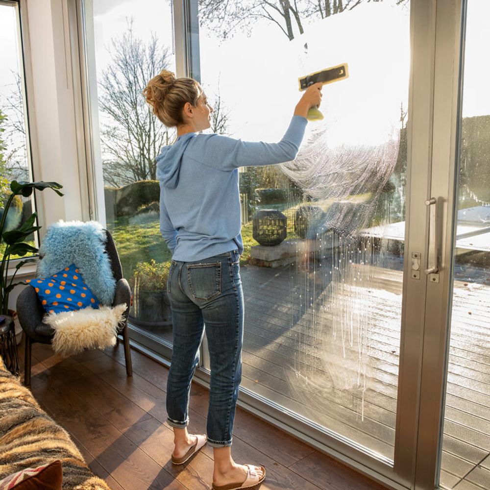 Стеклоочиститель Karcher WV 4-4 Plus с 2 аккумуляторами и ЗУ