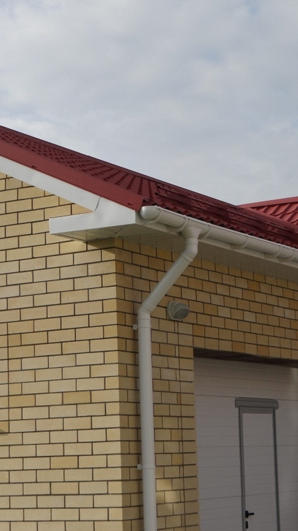 Хомут универсальный для водосточной трубы LUX, пломбир