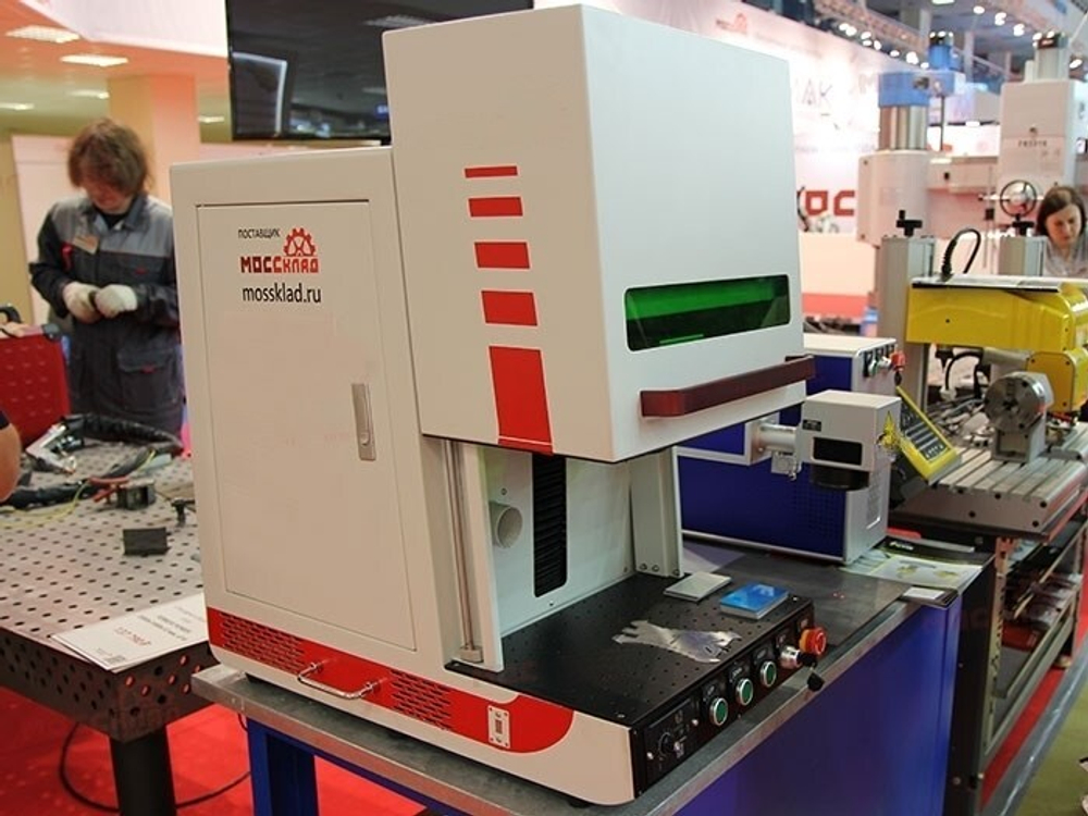 Лазерный маркиратор в защитной кабине FABTEC 20W (излучатель Raycus)