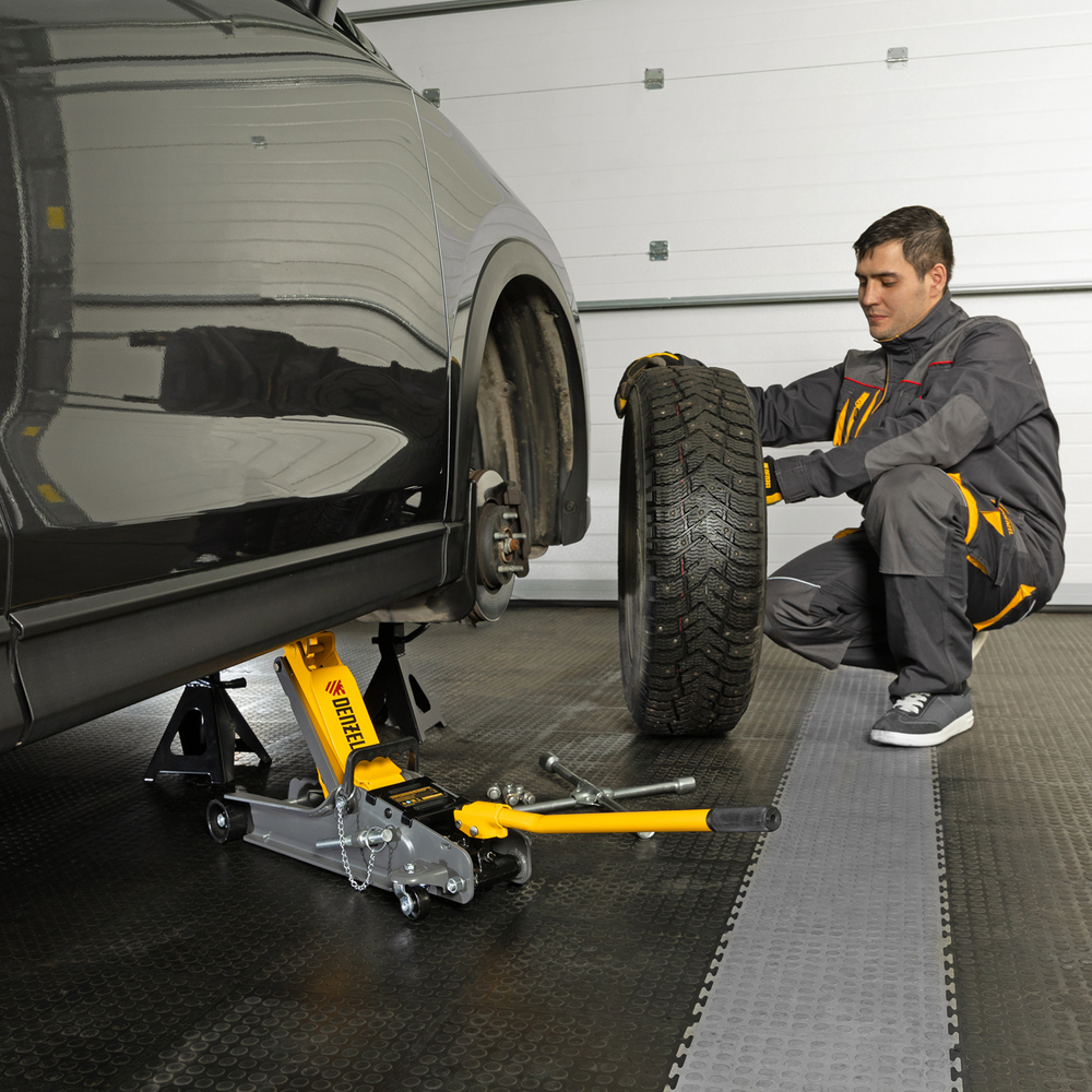 Домкрат гидравлический подкатной с фиксатором, 2,5 т,  85-385 мм, в пласт. кейсе Denzel