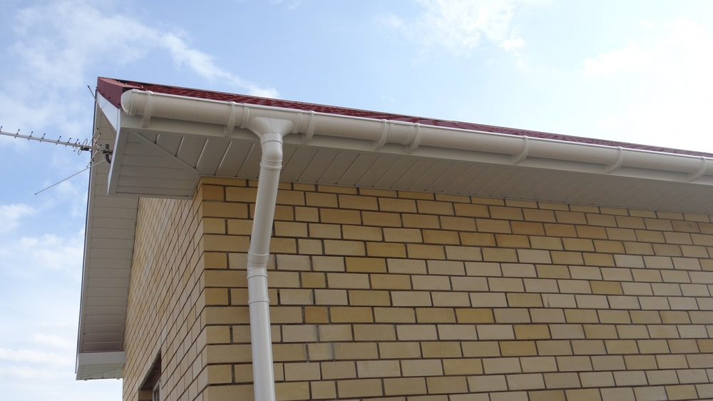 Хомут универсальный для водосточной трубы LUX, пломбир