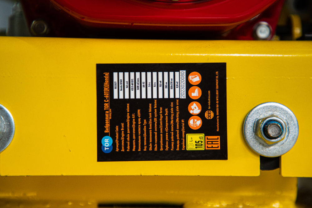 Виброплита 70 кг, 10,5кН (Honda) бак, коврик, колесный комплект TOR C-60T