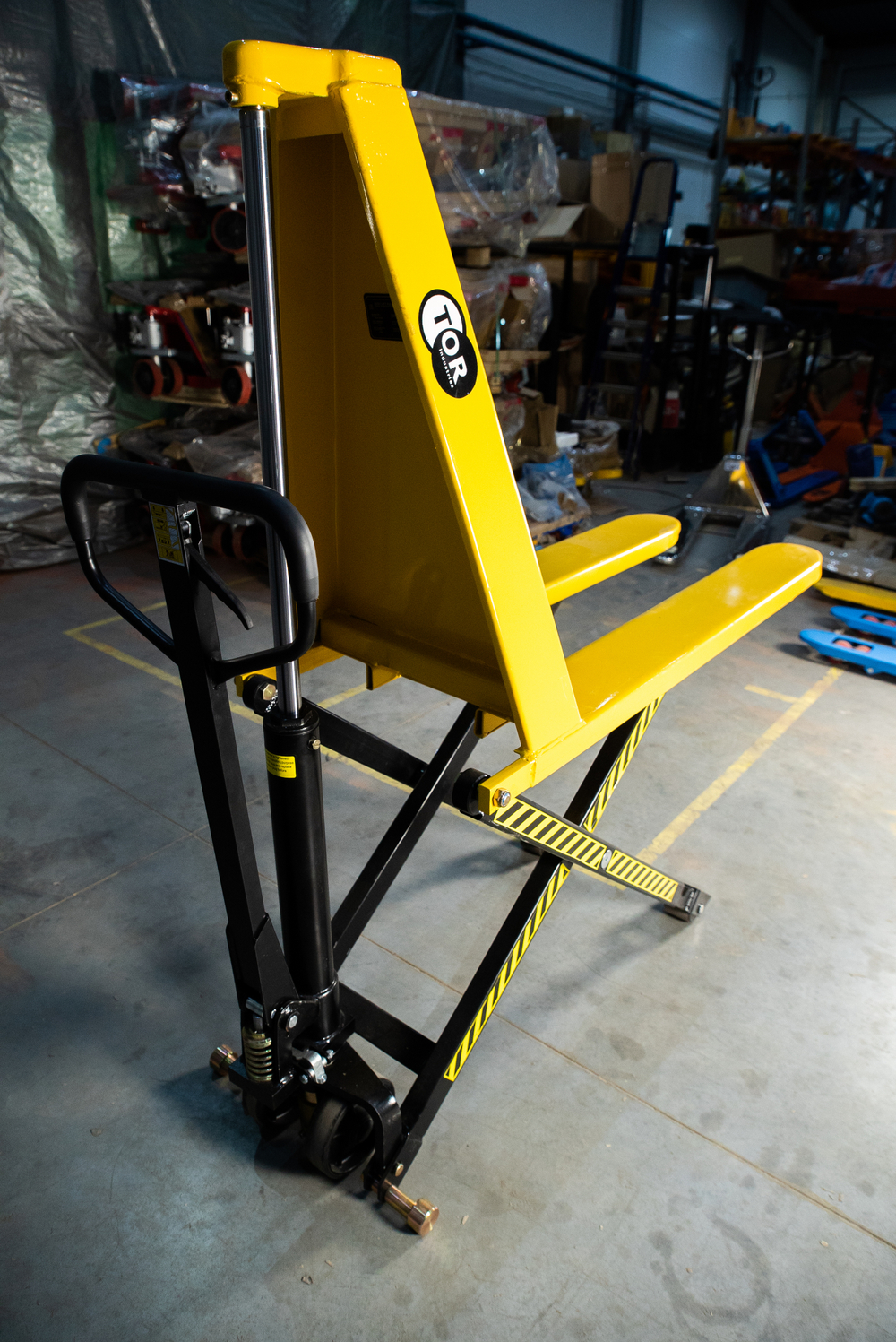 Тележка гидравлическая с ножничным подъемом 1500 кг 1150 мм полиуретановые колеса TOR HLS1500Q (Z)*