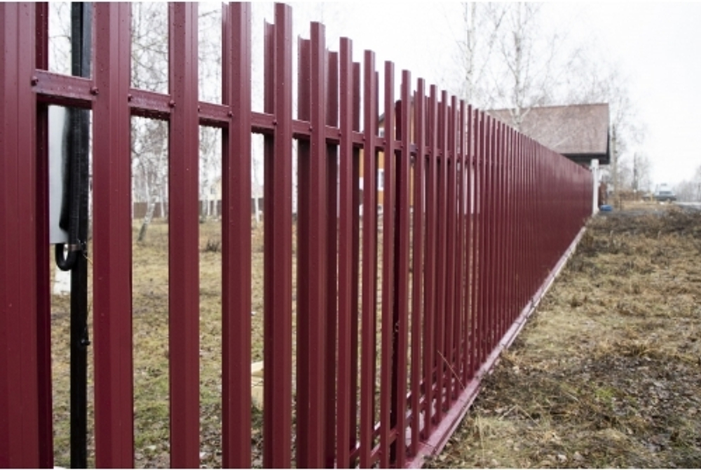 Штакетник П-образный A с прямым резом 0,45 PE RAL 3005 красное вино