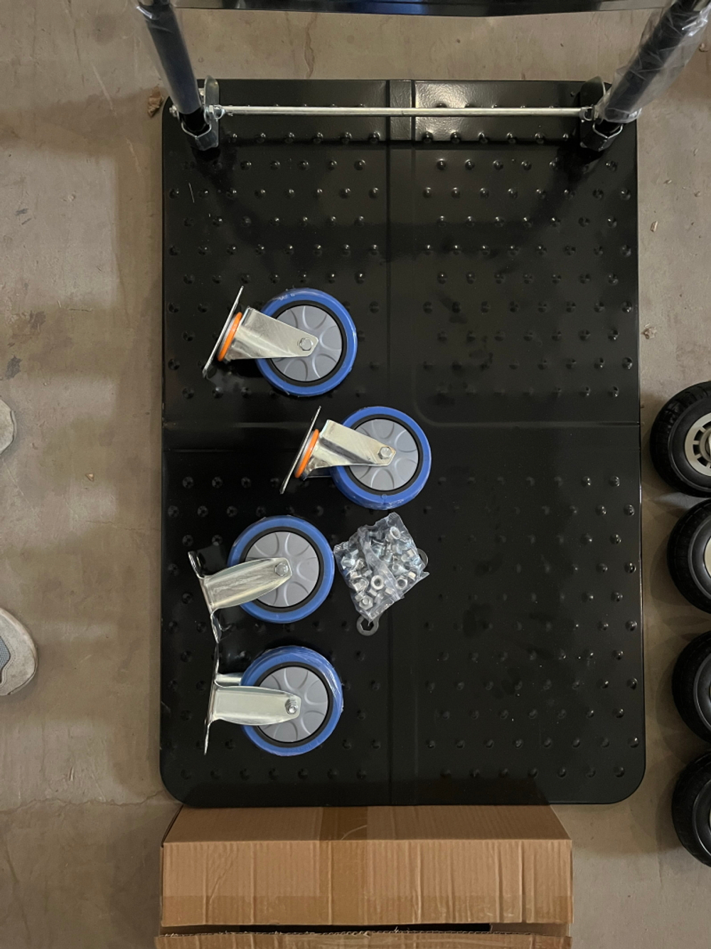 Тележка платформенная 650 кг TOR PH650 (890x590) со складной ручкой (пластиковые колеса 125 мм)