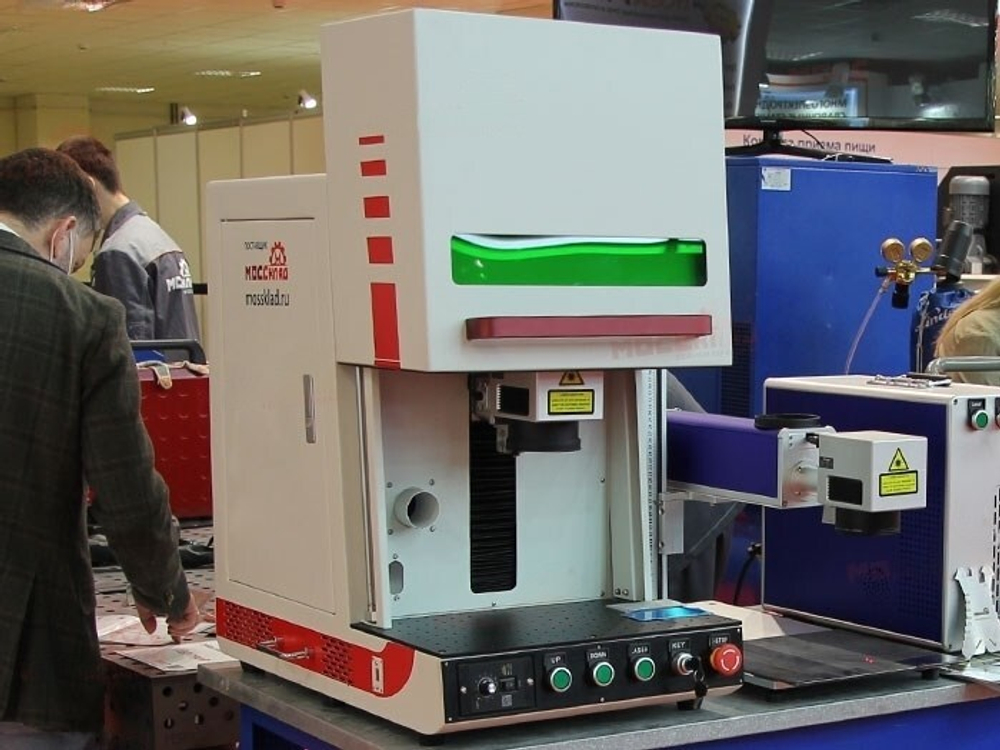 Лазерный маркиратор в защитной кабине FABTEC 20W (излучатель Raycus)