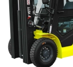 Бензиновый погрузчик с кабиной YETT CPQD25-RCK2-M400-3W-K