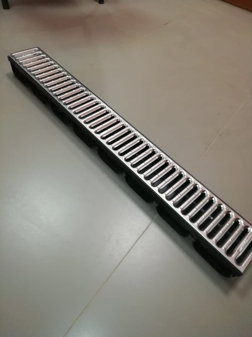 Лоток водоотводный S'park 2 пластиковый DN100 h70 с решеткой щелевой стальной оцинкованной (комплект) ЛВ-10.14.07-ПП