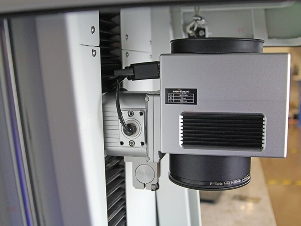 Лазерный маркиратор в защитной кабине FABTEC 20W (излучатель Raycus)