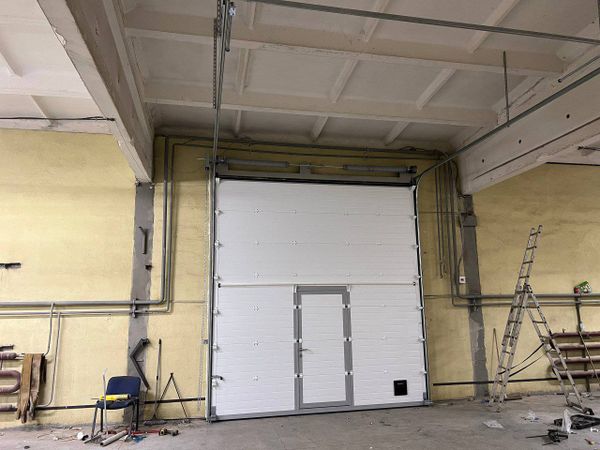 Монтаж подъемных ворот с дверью