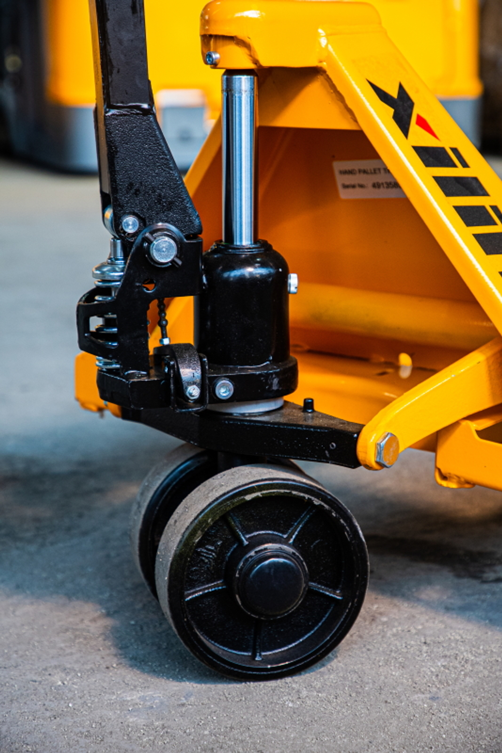 Тележка гидравлическая 2000 кг 1150 мм нейлоновые колеса XILIN DB