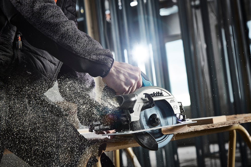 Аккумуляторная дисковая пила 165 мм Makita DHS660Z
