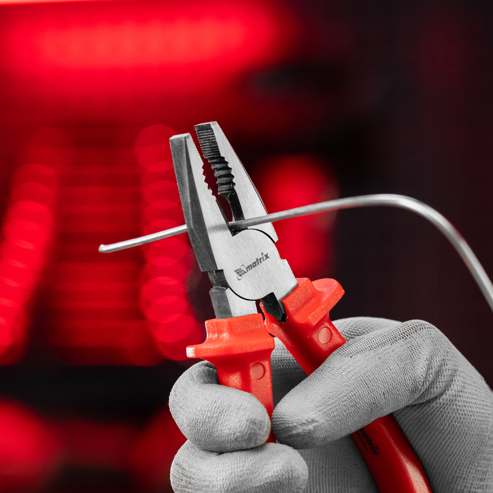 Плоскогубцы Econom, 200 мм, шлифованные, пластмассовые рукоятки Matrix