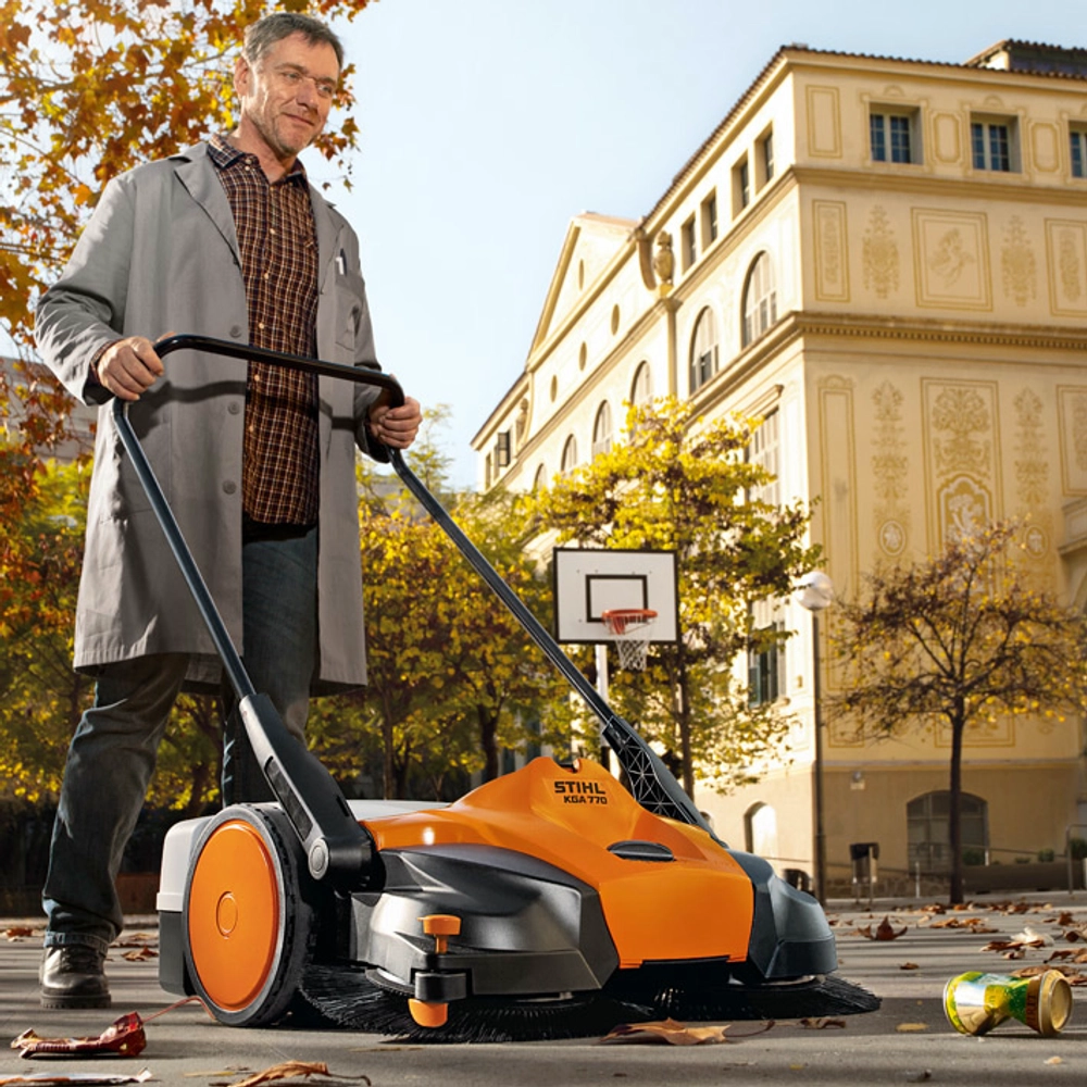 Подметальное устройство (аккум) STIHL KGA 770 50л, 77см, 16кг до 2000м2