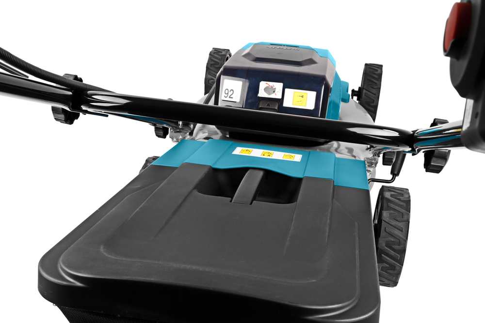 Аккумуляторная газонокосилка Makita DLM460PT2
