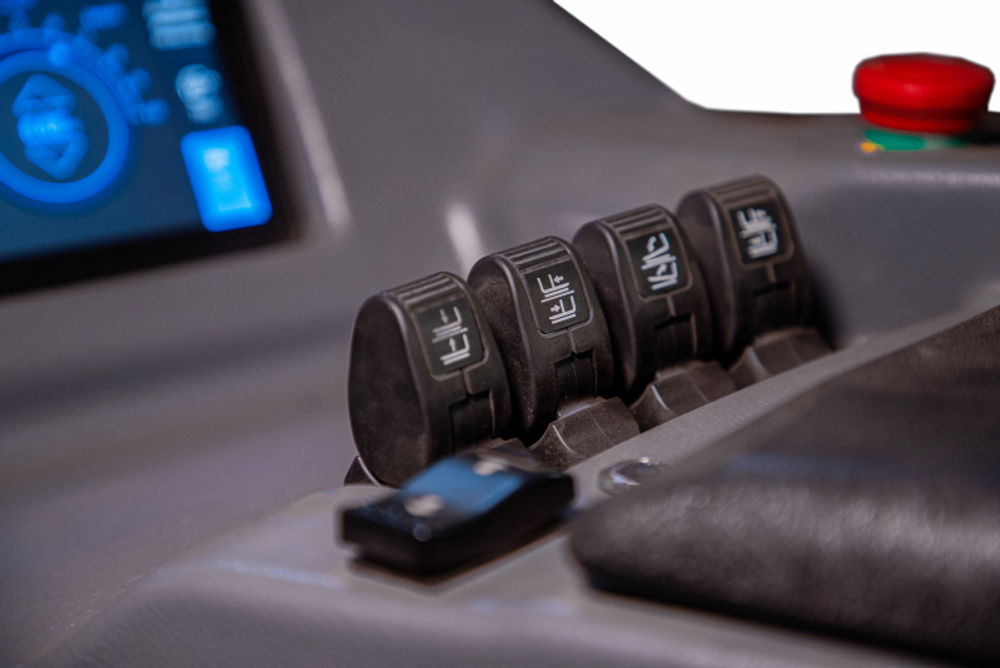 Ричтрак электрический с кабиной TOR 2,0 т 10,2 м CQD20-D с камерой и быстрым подъемом