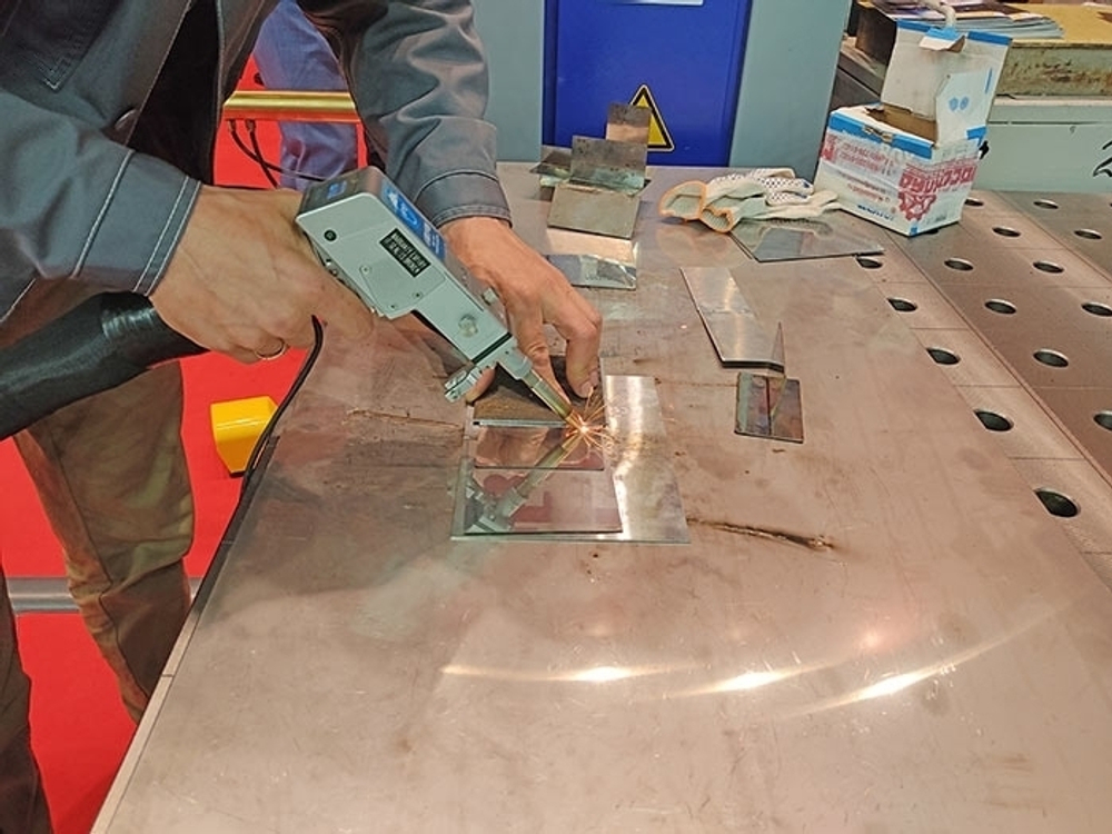 Волоконно-лазерный сварочный аппарат MFKY-W-HW1500-C 1.5кВт Raycus с механизмом подачи проволоки