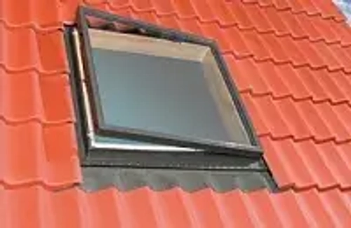 Мансардное окно-люк для выхода на крышу FAKRO WLI